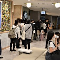 色鮮やかな壁面装飾（左）やラウンジソファもお目見え
