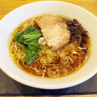 店で人気の中華そば（しょうゆ）には、香取市産の青菜やネギが使われている

