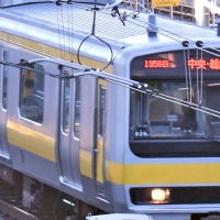 ＪＲ総武線で遅れと運休　３千人に影響