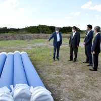 「食のまちづくり拠点施設」の建設現場を確認する高橋社長（左から３人目）ら関係者＝館山市
