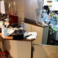 現在のカフェの様子。客席とキッチンの間に壁がある
