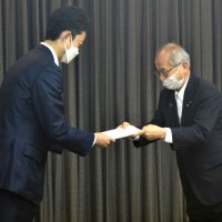 県職員給与　初任給と若年層の月給引き上げ　千葉県人事委勧告　ボーナス０・１月分増