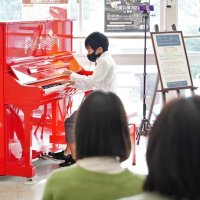 グランプリの腕前披露　勝浦駅ピアノ