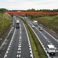成田空港Ｂ滑走路の延伸のため、トンネルが造られて地下道化する東関東自動車道の一部。奥にある着陸用の進入灯橋梁の位置に延伸部分が整備される＝１９日午前、成田市十余三
