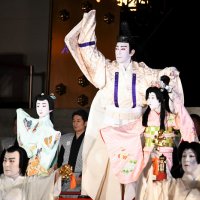 市川團十郎白猿の襲名を前に成田山新勝寺で奉納歌舞伎を披露する（左から）勸玄君、海老蔵さん、ぼたんさん＝２２日夜、成田市（舞台製作・松竹）