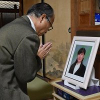 きよ子さんの遺影に手を合わせる吉野さん＝市原市