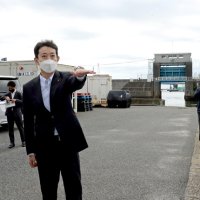 護岸施設の現状確認　「実感込め国に要望できる」　千葉県内視察、船橋で熊谷知事