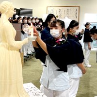 「希望の光」看護の道へ　市原　労災専門学校で戴帽式