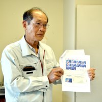 記録集について説明する斎藤さん＝茂原市役所