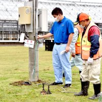 地元猟友会メンバーからくくりわなの仕組みを教わる生徒