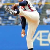 ＱＶＣマリンフィールド（当時）の始球式で「マサカリ投法」を披露した村田さん＝２０１６年３月３０日、千葉市美浜区（共同）
