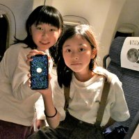上空の機内から皆既月食を眺め喜ぶ子どもたち＝１１月８日