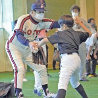 銚子市内で開かれたイベントの野球教室で子どもの指導をする村田兆治さん＝６月１２日
