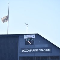 秋季練習中のＺＯＺＯマリンスタジアムで半旗が掲げられた＝１１日午前１０時頃、千葉市美浜区