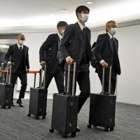 帰国したサッカー日本代表の選手ら＝７日午後、成田空港