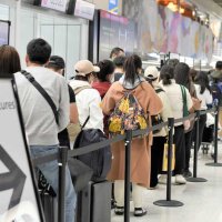 成田空港、出国ラッシュ　保安検査場に長蛇の列　海外旅行の日本人、母国に帰る外国人…
