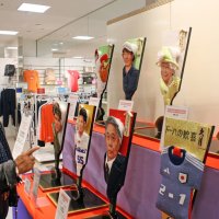 藤井五冠やサッカー代表…羽子板に　２０２２年の顔勢ぞろい　そごう千葉店、１５日まで