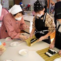 太巻きずしを作る児童ら＝勝浦小
