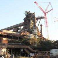 改修工事中の「第６高炉」遠景＝千葉市中央区

