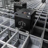 自動倉庫型ピッキングシステム「オートストア」の内部で動くロボット（イケア・ジャパン提供）
