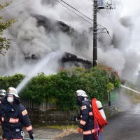 長生村で住宅全焼　住民女性を搬送
