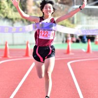 女子１位でゴールする岬のアンカー石川未＝八王子市上柚木公園陸上競技場