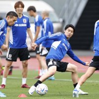 強化試合に向け、調整する（左から）長友、板倉、鎌田ら＝６月（共同）