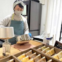 自宅を改修したお菓子工房「シェノン」で米粉スイーツを作る牧野さん＝６日、千葉市緑区