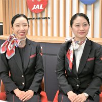 「待ちに待った忙しさ」と仕事への意欲を口にするＪＡＬスカイの山本さん（左）と鈴木さん