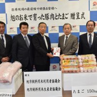 地元病院に感謝　豚肉と鶏卵寄贈　旭の農家団体