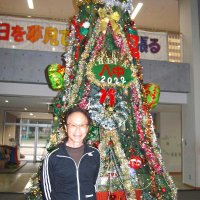 生徒らに楽しんでもらおうと、今冬も丹精込めてツリーを手作りした中西さん