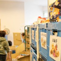 菓子やインスタント食品などが並ぶフードバンクちばの保管庫＝千葉市中央区