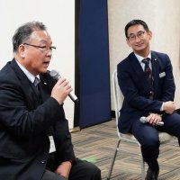 意見交換する鳥塚氏（左）と古竹社長
