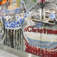 クリスマスに彩られ　成田空港　「黒板アート」すずきらなさん　３アーティストコラボ