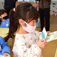 年賀状に思い乗せ　長生のこども園　ちぎり絵で作成　【師走スケッチ２０２２】