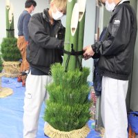 もうすぐ正月　若手が門松作り　県造園緑化協会