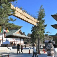 成田山新勝寺　初詣客を出迎える大しめ縄　迎春へ重さ２００キロ飾り付け