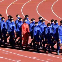 開会式で入場行進する日体大柏イレブン
