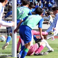 日体大柏―芦屋学園　前半、日体大柏の平野伶が２点目のゴールを押し込む＝２９日、柏の葉公園競技場
