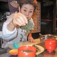 雑煮にハバノリを入れる石橋さん＝千葉市中央区