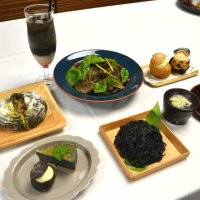 竹炭パウダーを使用したスパゲッティやそば、チーズケーキなどの「竹炭グルメ」