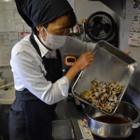 ゆでたアサリをしょうゆやショウガで味を付ける
