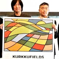「クルックフィールズ」のオープンに向けて記者会見する小林武史さん（左）と渡辺芳邦・木更津市長＝２０１９年、東京・代々木