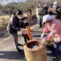 粘り強く跳ねる年に　いすみ鉄道国吉駅ホームで餅つき