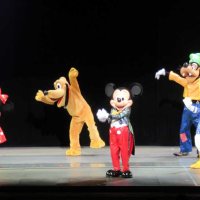 新成人を祝うダンスを披露するミッキーマウスらディズニーキャラクター＝浦安市の東京ディズニーシー