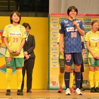 新体制発表会に登場したＷＥリーグ千葉の新加入選手
