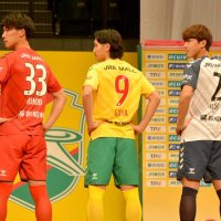 今季のユニホームが披露され、ＭＦ高橋（右）が伝統の背番号２を継承した
