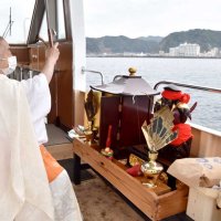 海の安全祈り鯛供養　妙蓮寺住職ら洋上で　鴨川・小湊、弁天祭り