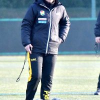 初練習で選手に声をかける三上監督
