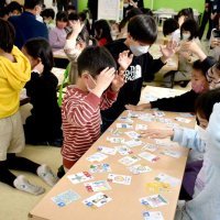 ＳＤＧｓかるたで児童が楽しく学習　習志野、明安社員手作り